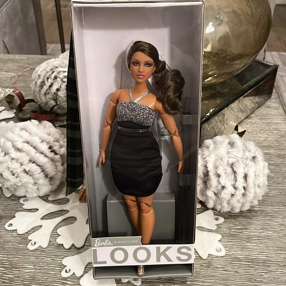 Barbie Signature Barbie Looks Doll #12 - Picture 8 of 12